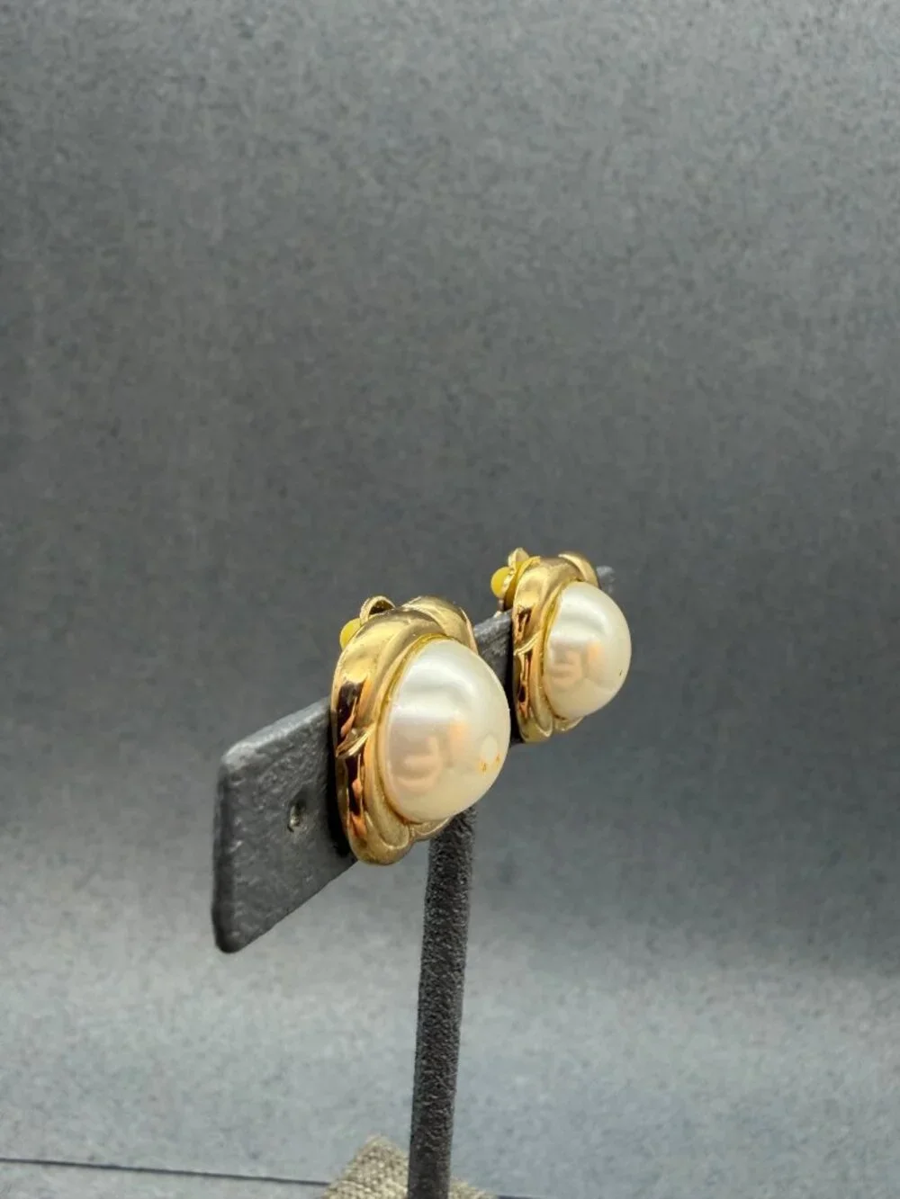 Jaclyn Smith Classics Clip Earrings 0.75 In As Is Gold White Pearl Vintage Retro